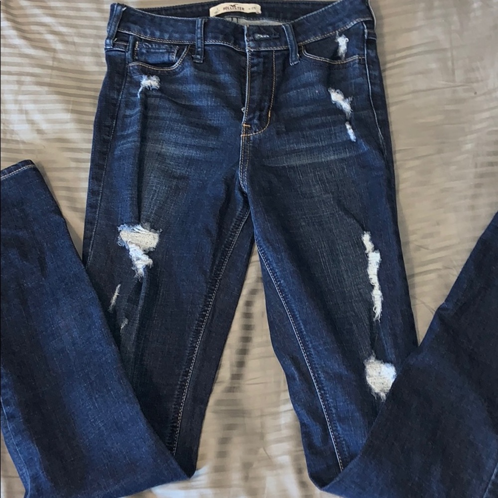 HOLLISTER RIPPED JEANS